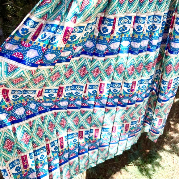 Vintage 1980s Abstract Print Pleated Dress With Matching Belt And Shoulder Pads - Picture 9 of 12